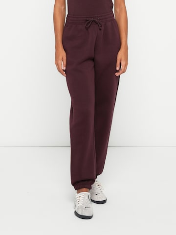 Effilé Pantalon 'Phoenix Fleece' Nike Sportswear en rouge : devant