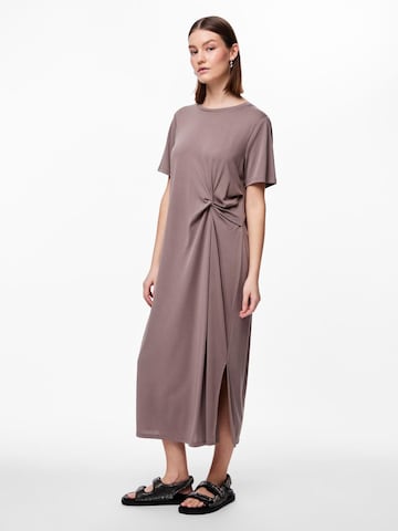 Abito 'ANORA' di PIECES in marrone