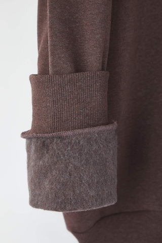 Trendyol Curve - Sudadera en marrón
