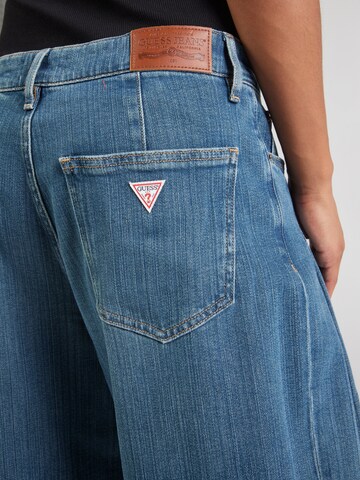 GUESS JEANS Zvonové kalhoty Džíny se sklady v pase – modrá