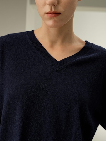 Pullover 'Baby-Kaschmir Pullover mit V-Ausschnitt' di Lilysilk in blu