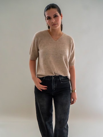 WEARABLE STORIES Trui 'Rune' in Bruin: voorkant