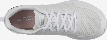 Baskets basses SKECHERS en blanc