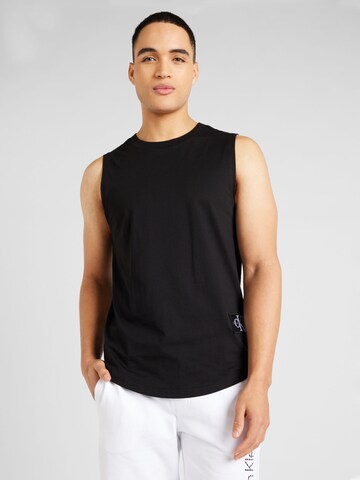 Tricou de la Calvin Klein Jeans pe negru: față