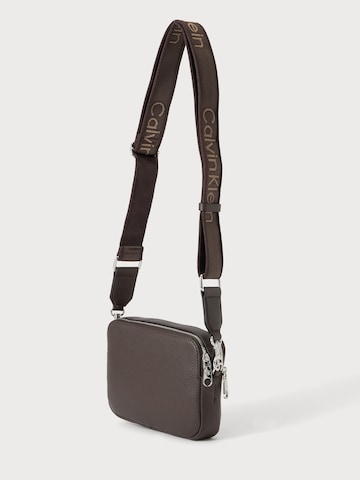 Calvin Kleinregular Torba preko ramena - smeđa boja
