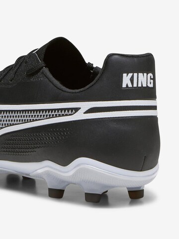 Ghete de fotbal 'King Pro' de la PUMA pe negru