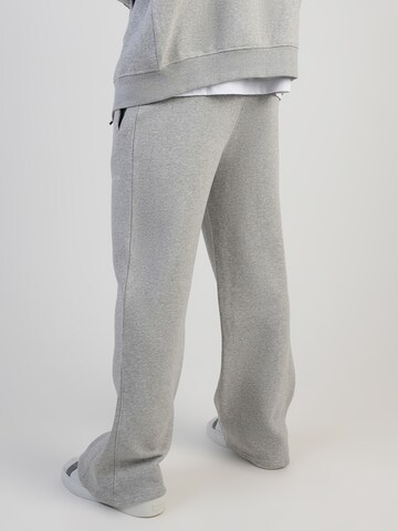 évasé Pantalon de sport SikSilk en gris