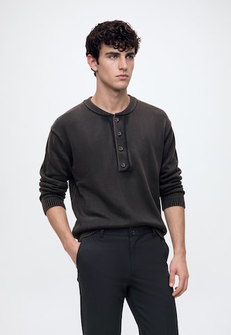 Pulover de la Abercrombie & Fitch pe negru: față