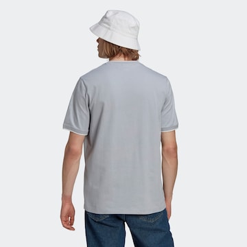 ADIDAS ORIGINALS T-shirt 'Rekive' i grå