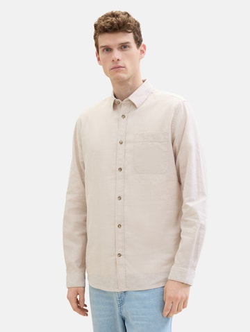 Coupe regular Chemise TOM TAILOR en beige : devant