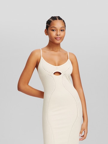 Bershka Gebreide jurk in Beige: voorkant