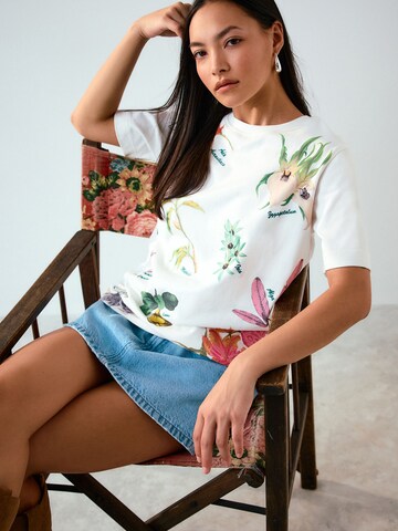 Tricou de la Next pe alb