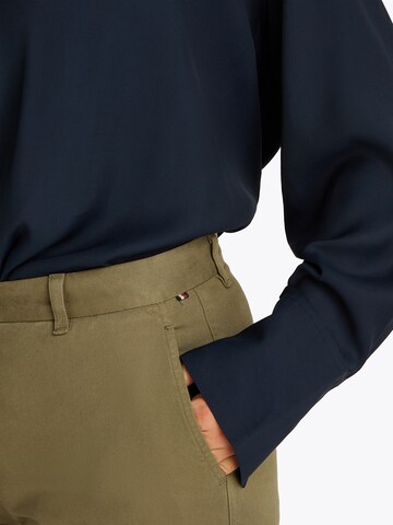 TOMMY HILFIGER Слим Брюки-чинос в Зеленый