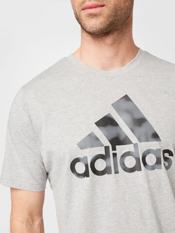 ADIDAS SPORTSWEAR Funkční tričko 'Essentials Camo Print' – šedá