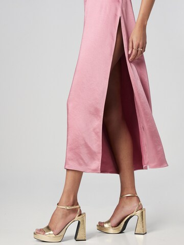 Robe 'Gesa' ABOUT YOU x Emili Sindlev en rose