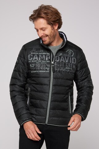 CAMP DAVID Leichte Steppjacke mit Logo Prints und Tapes in Schwarz: Vorderseite