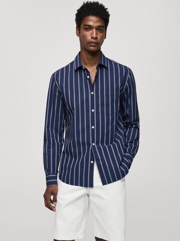 Coupe regular Chemise 'Regine1' MANGO MAN en bleu : devant