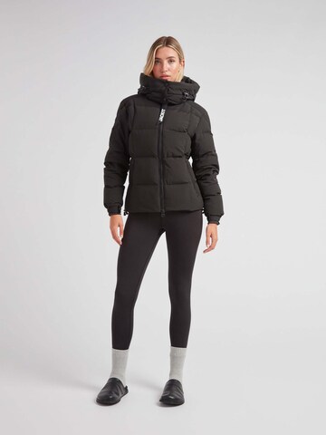 Giacca invernale 'EZ Boxed Puffer Racer' di JACK1T in nero: frontale