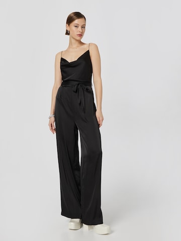 VIERVIER Jumpsuit 'Kate' in Zwart: voorkant