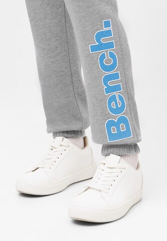 BENCH Regular Hose in Grau