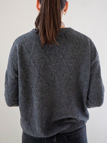 WEARABLE STORIES Pullover 'Manou' in Grau