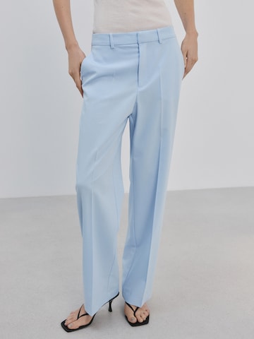 Largi Pantaloni cu dungă 'BOREAL' de la MANGO pe albastru: față