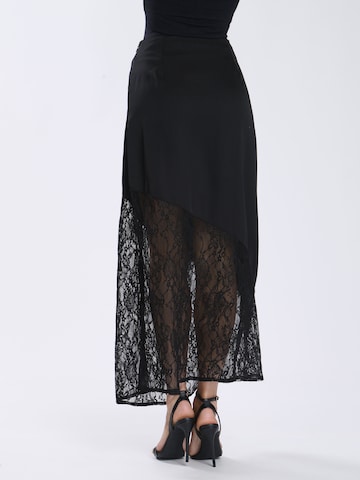 Finding Friday Rok in Zwart