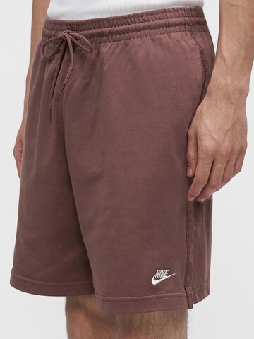 Nike Sportswear Loosefit Kalhoty 'CLUB' – hnědá