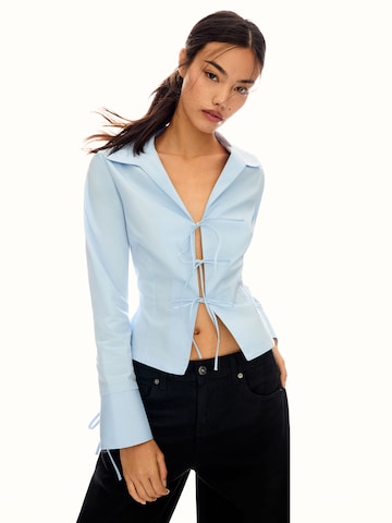 Bershka Блуза в синьо: отпред