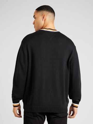 Tommy Jeans Пуловер 'VARSITY' в черно