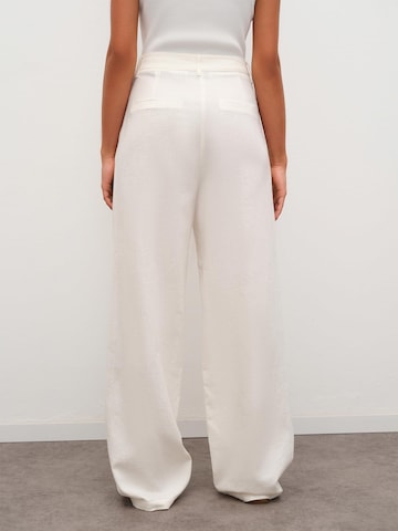 RÆRE by Lorena Rae Regular Pleat-Front Pants 'Martha' in White