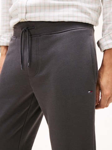 Tommy Jeans Конический (Tapered) Штаны в Серый