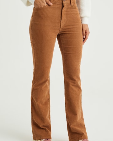 Flared Pantaloni di WE Fashion in marrone: frontale