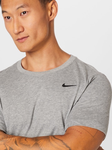 NIKE - Ajuste regular Camiseta funcional en gris