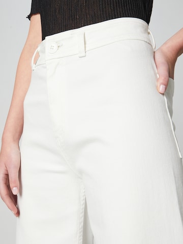 Guido Maria Kretschmer Women بساق عريضة جينز 'Jenny' بلون أبيض
