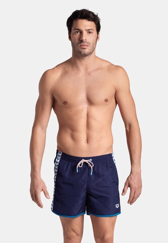 Shorts de bain 'TEAM STRIPE' ARENA en bleu : devant