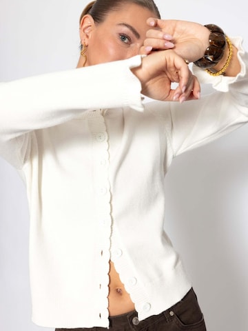 SASSYCLASSY Strickjacke‌ in Weiß