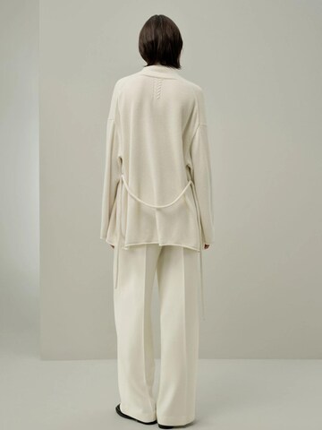 Giacchetta 'Kaschmir-Lounge-Jacket zum Umschlagen' di Lilysilk in bianco