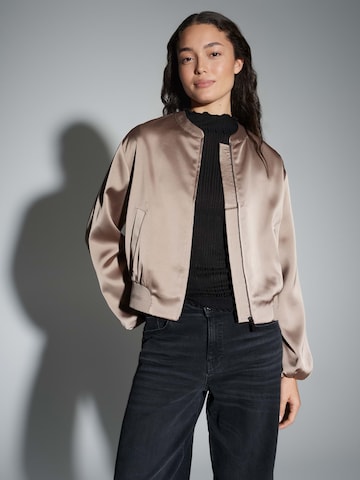 OPUS Преходно яке 'Jupita' в кафяво: отпред