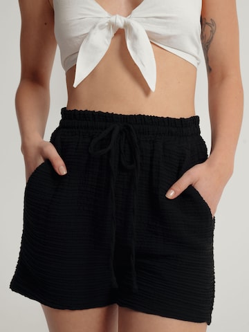 A LOT LESS Regular Trousers 'Cami' in Black