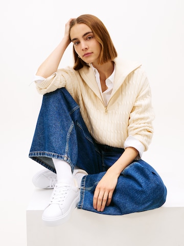 TOMMY HILFIGER Σνίκερ χαμηλό 'CHIC' σε λευκό