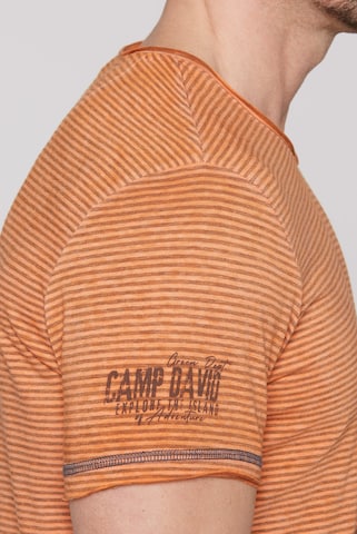 CAMP DAVID Gestreiftes Ausbrenner-Shirt mit V-Neck und Prints in Orange