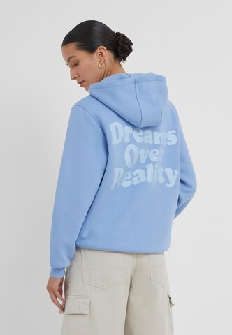 Miss Tee Sweatshirt 'Dreams Over Reality' i blå: framsida