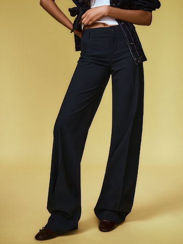 BershkaWide Leg/ Široke nogavice Hlače na crtu - plava boja