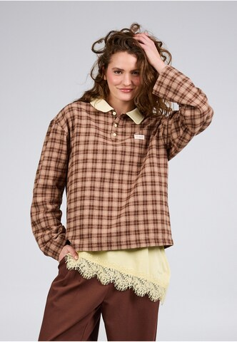 OH APRIL Shirt 'Diana' in Bruin: voorkant