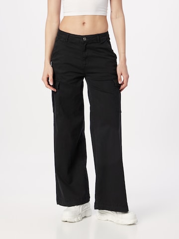 Urban Classics Wide leg Cargo trousers in Black: front