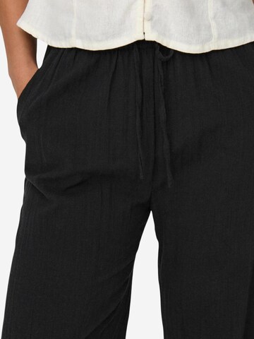 regular Pantaloni 'Onltizana Cotton Loose Wvn Noos 15319090' di ONLY in nero