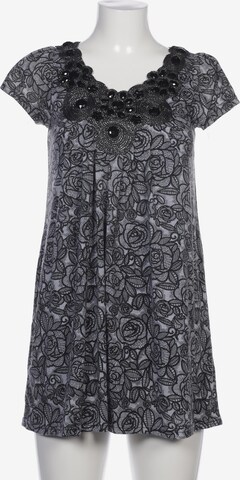 Yumi Dress in M in Grey: front