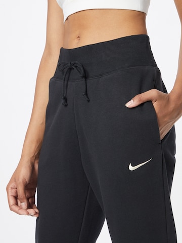 Tapered Pantaloni 'PHOENIX' de la Nike Sportswear pe negru