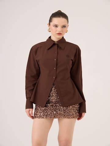 HOLLY LOLLY Blouse in Bruin